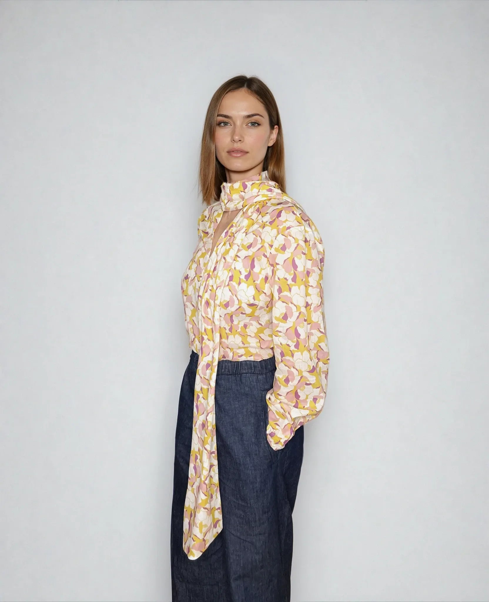 IMG_9909_BlouseFran_sustainable_relaxedbowtieblouse_cottonbatisteautumnglowdeadstock_feminine-Nora-Studio.webp