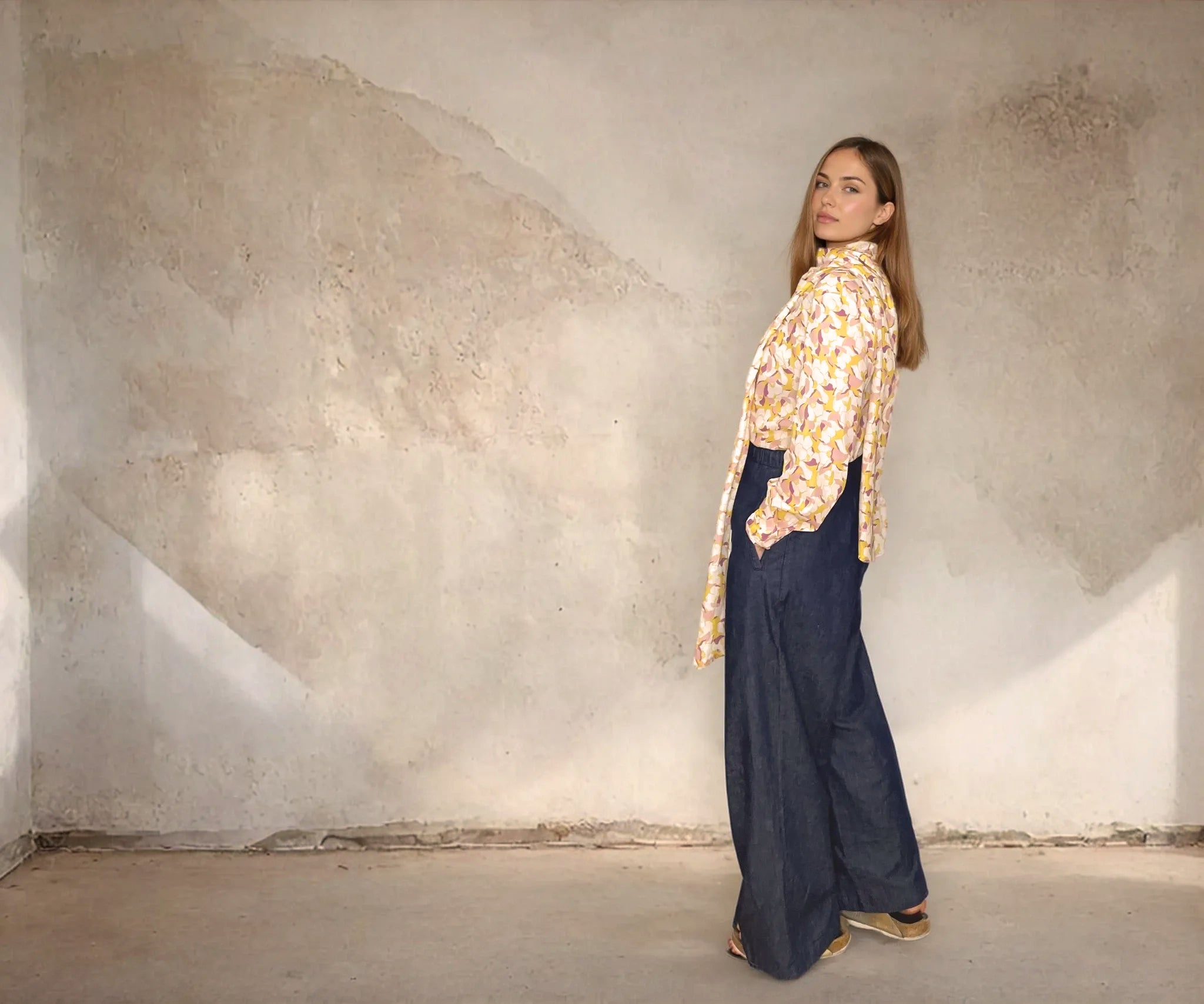 IMG_9912_Landing_Page_Blouse_Fran_sustainable_relaxed_bow_tie_blouse_cotton_batiste_autumn_glow_deadstock_feminine-Nora-Stucco_Wall.webp