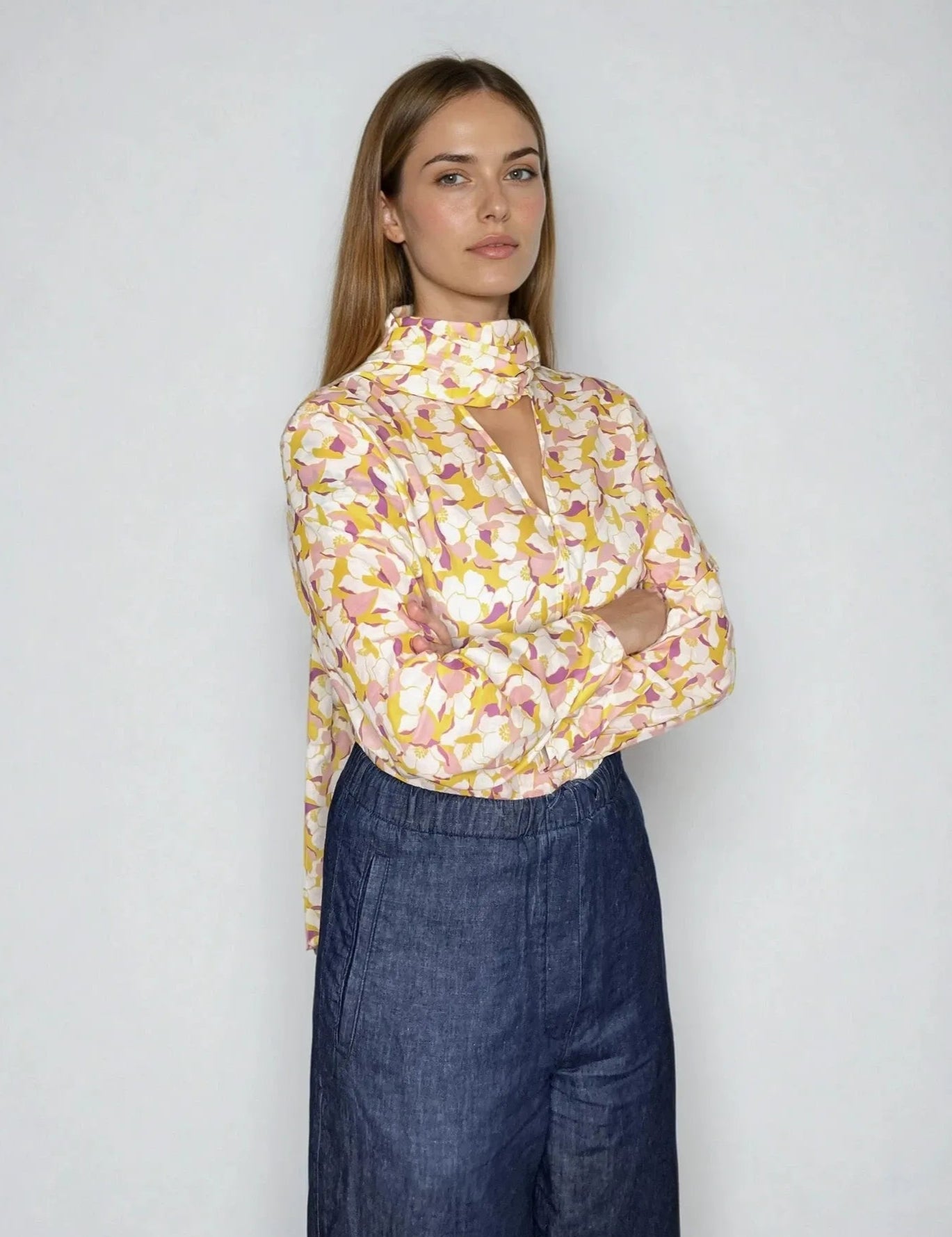 IMG_9939_BlouseFran_sustainable_relaxedbowtieblouse_cottonbatisteautumnglowdeadstock_feminine-Nora-Studio_1.webp