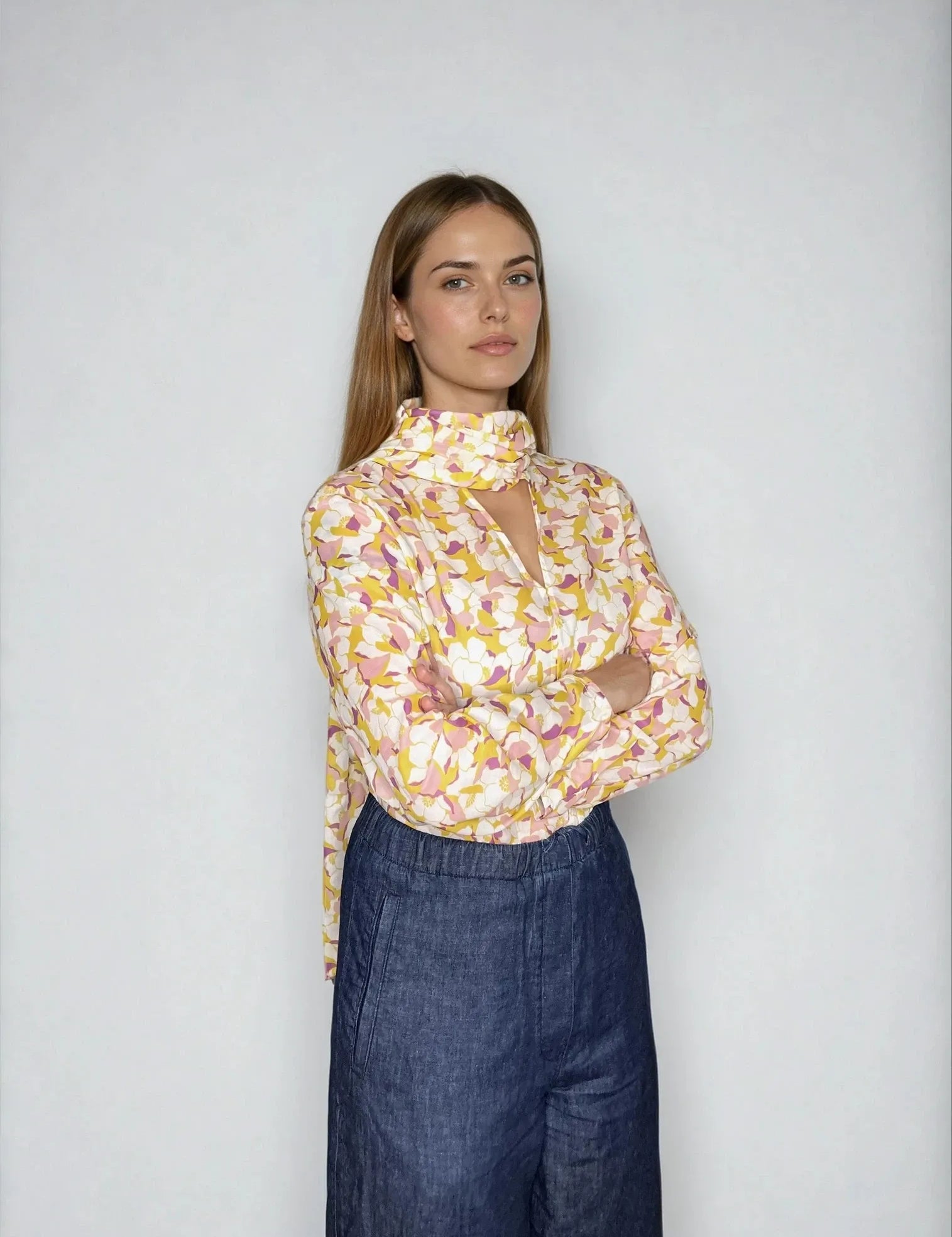 IMG_9939_BlouseFran_sustainable_relaxedbowtieblouse_cottonbatisteautumnglowdeadstock_feminine-Nora-Studio_1.webp