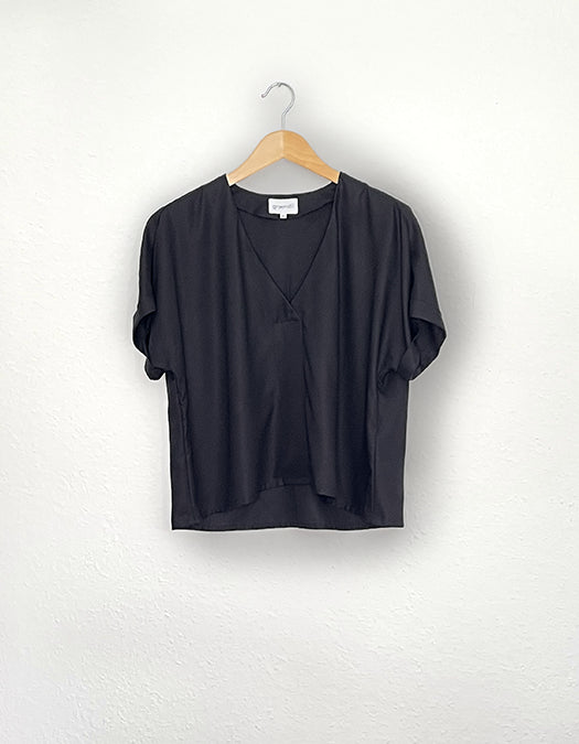 IMG_9988_BlouseSam_casualblousetopwithshortsleeves_ecoveroblack_sustainable_fair.webp