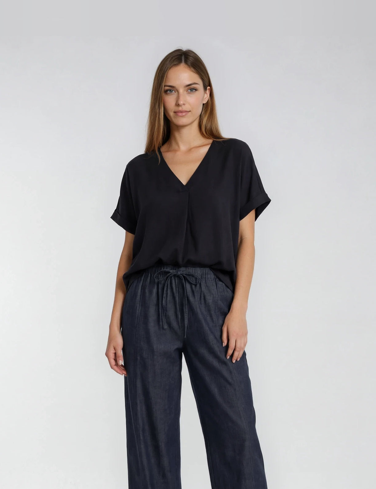 IMG_9988_Blouse_Sami_casual_blouse_top_with_short_sleeves_ecovero_black_Kopie_cropped.webp