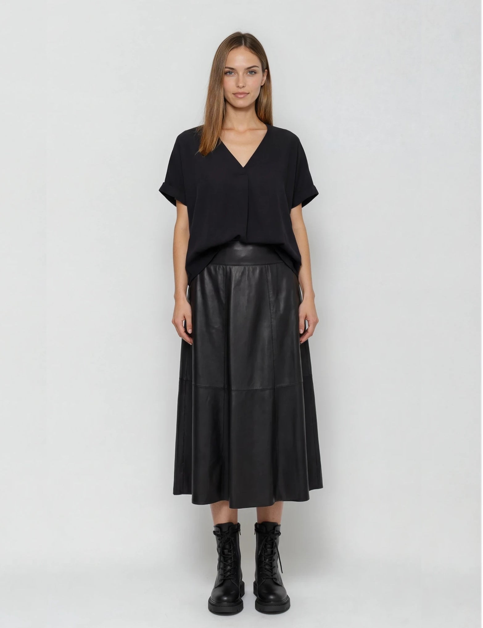 IMG_9988_Blouse_Sami_casual_blouse_top_with_short_sleeves_ecovero_black_sustainable_fair-MassimoD_leather_skirt-women_footwear_4_front-Nora-Studio_1.webp