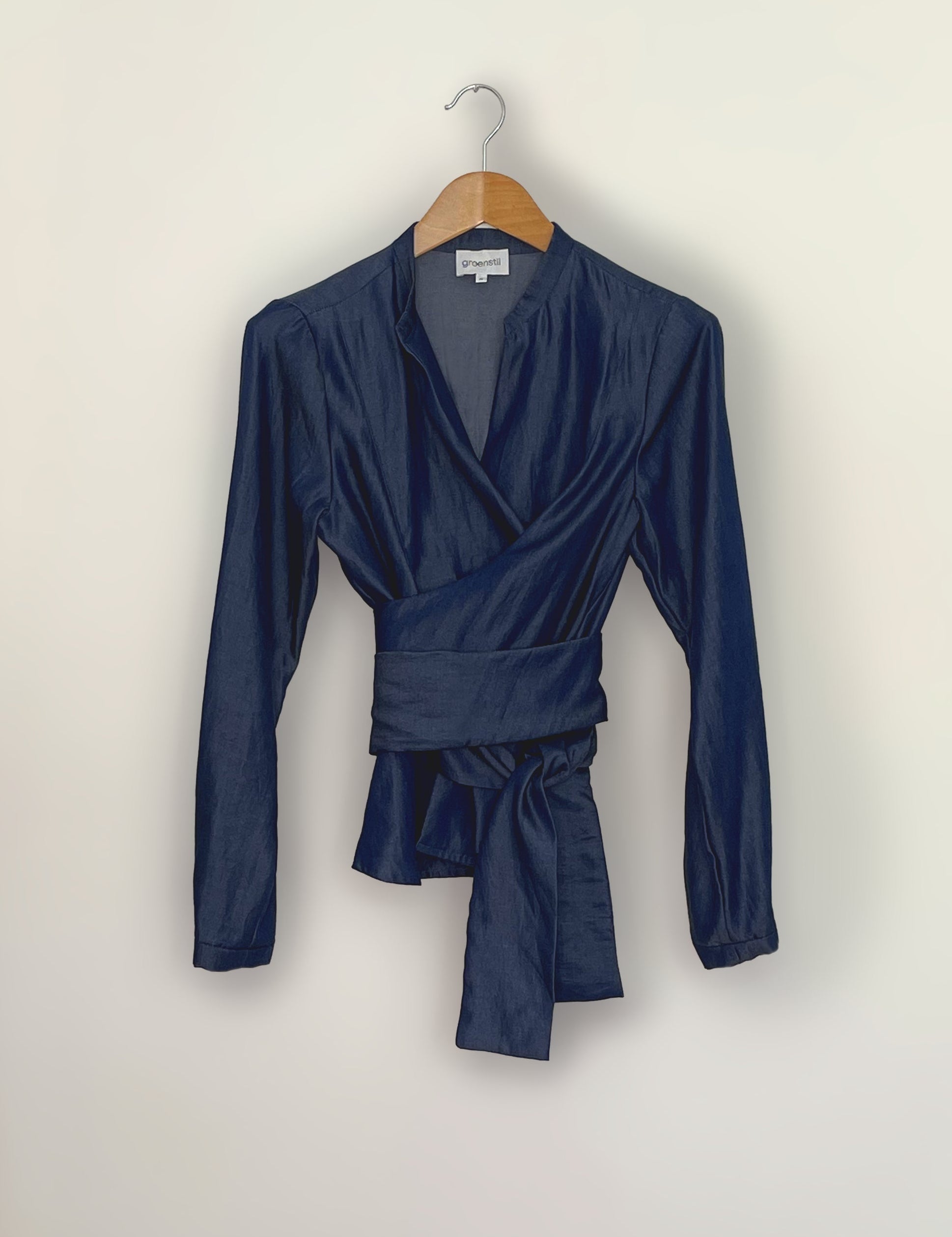 IMG_9990_BlouseViviana_wrapblousewithlongsleevesandstandcollar_tencel_darkdenim.webp