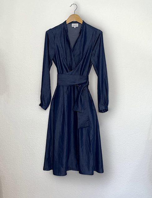 IMG_9991_DressVictoria_wrapstylewithlongpleatedsleeve_tenceldarkdenim_sustainable_fair.webp