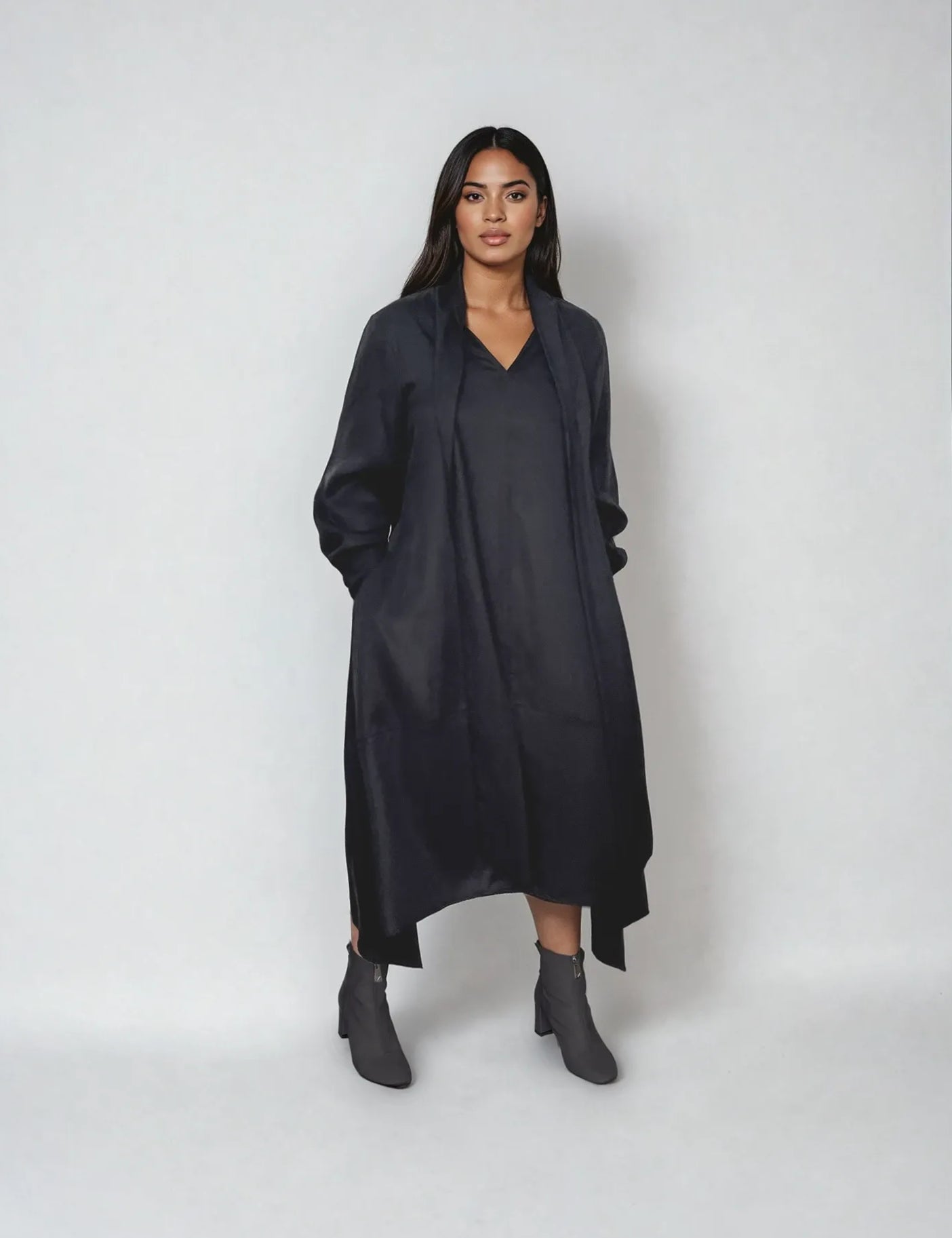 PLUS_IMG_0691_Dress_Franka_maxi_dress_O-shape_with_bow_ecovero_crepe_black_sustainable_feminine_Kopie-Maya-Studio.webp