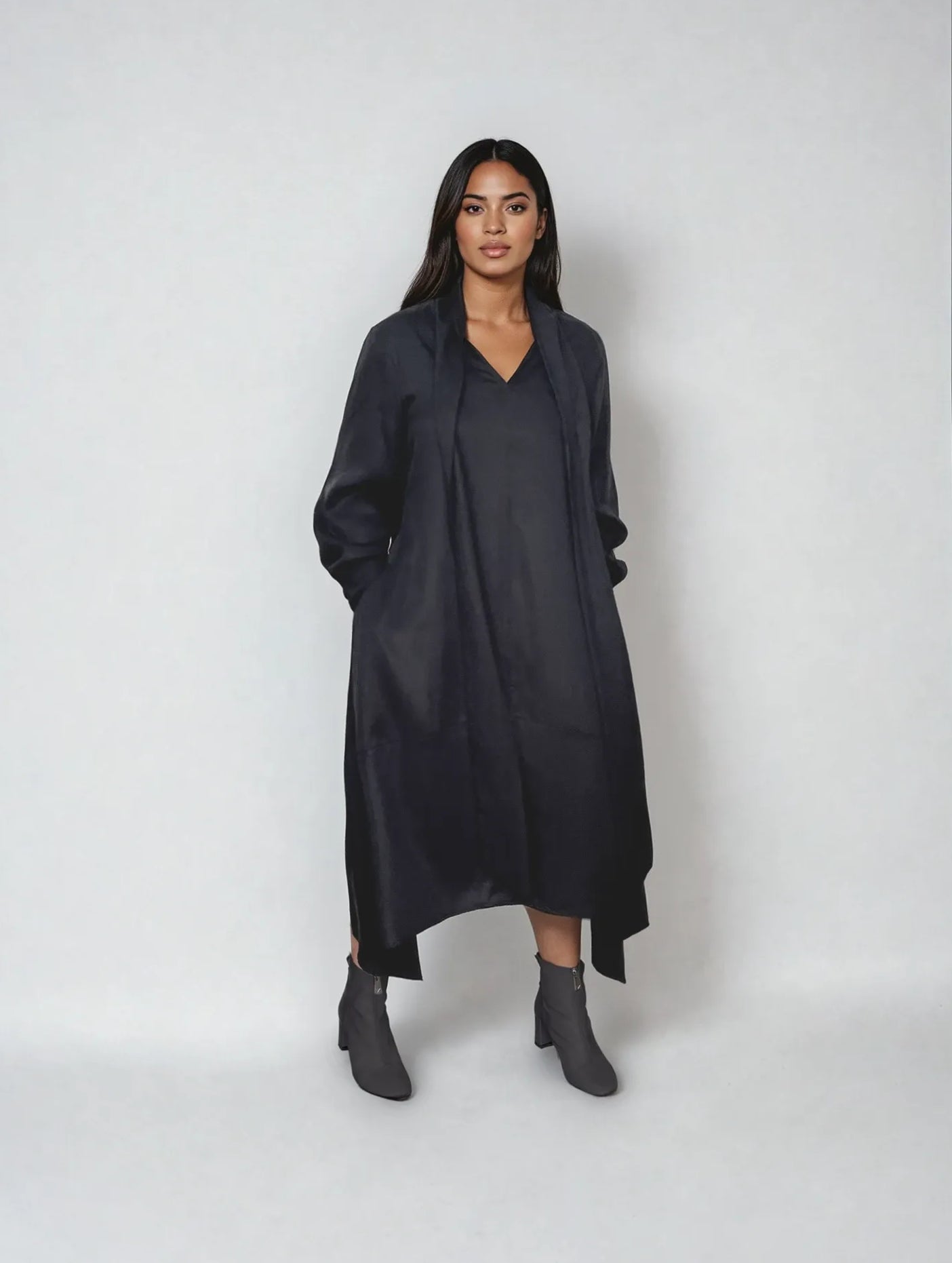 fließendes Kleid mit Schluppe - Farbe black