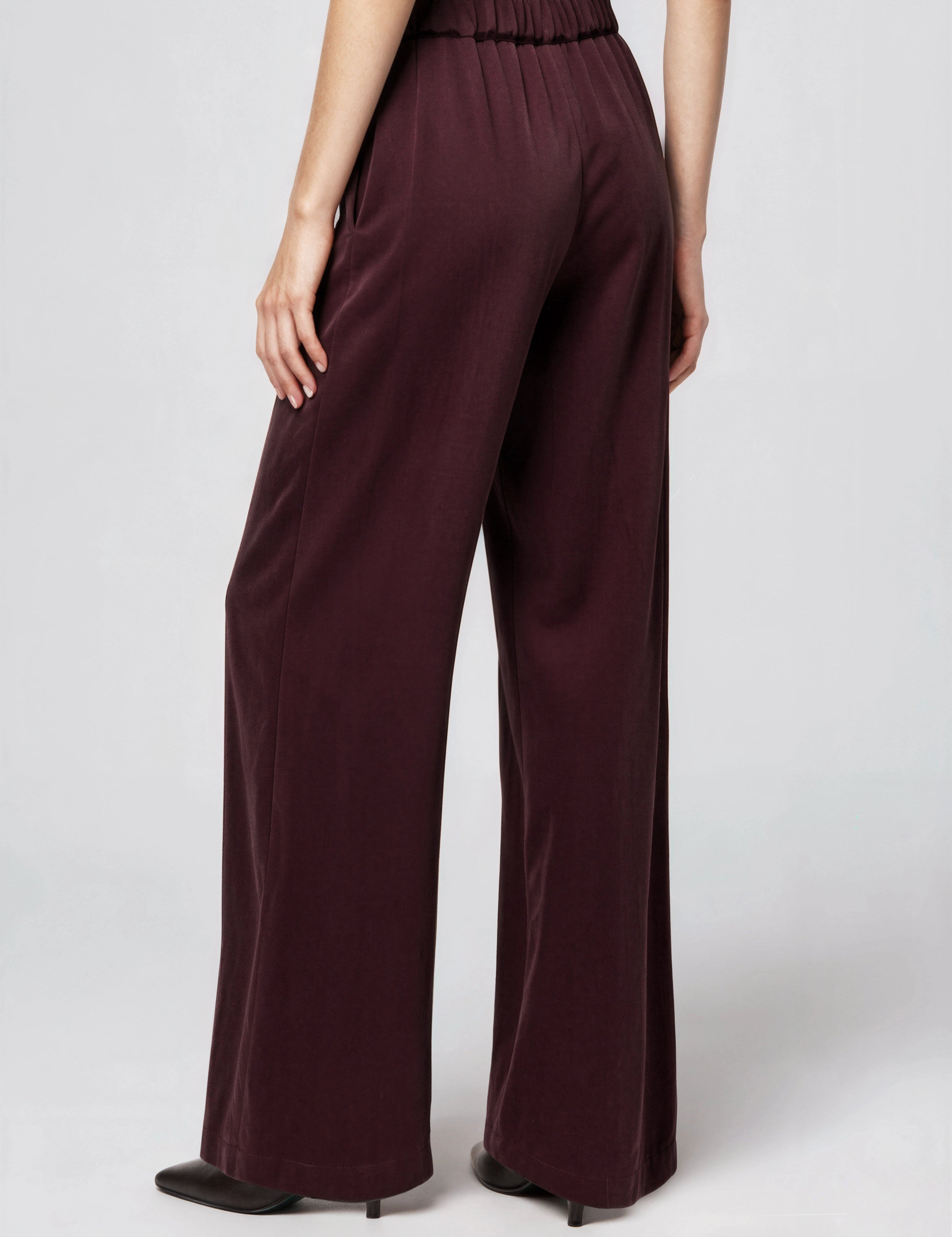 TrousersHollena_heavywashedcuprosatin_burgundy_madeinGermany_Harper_backKopie.webp