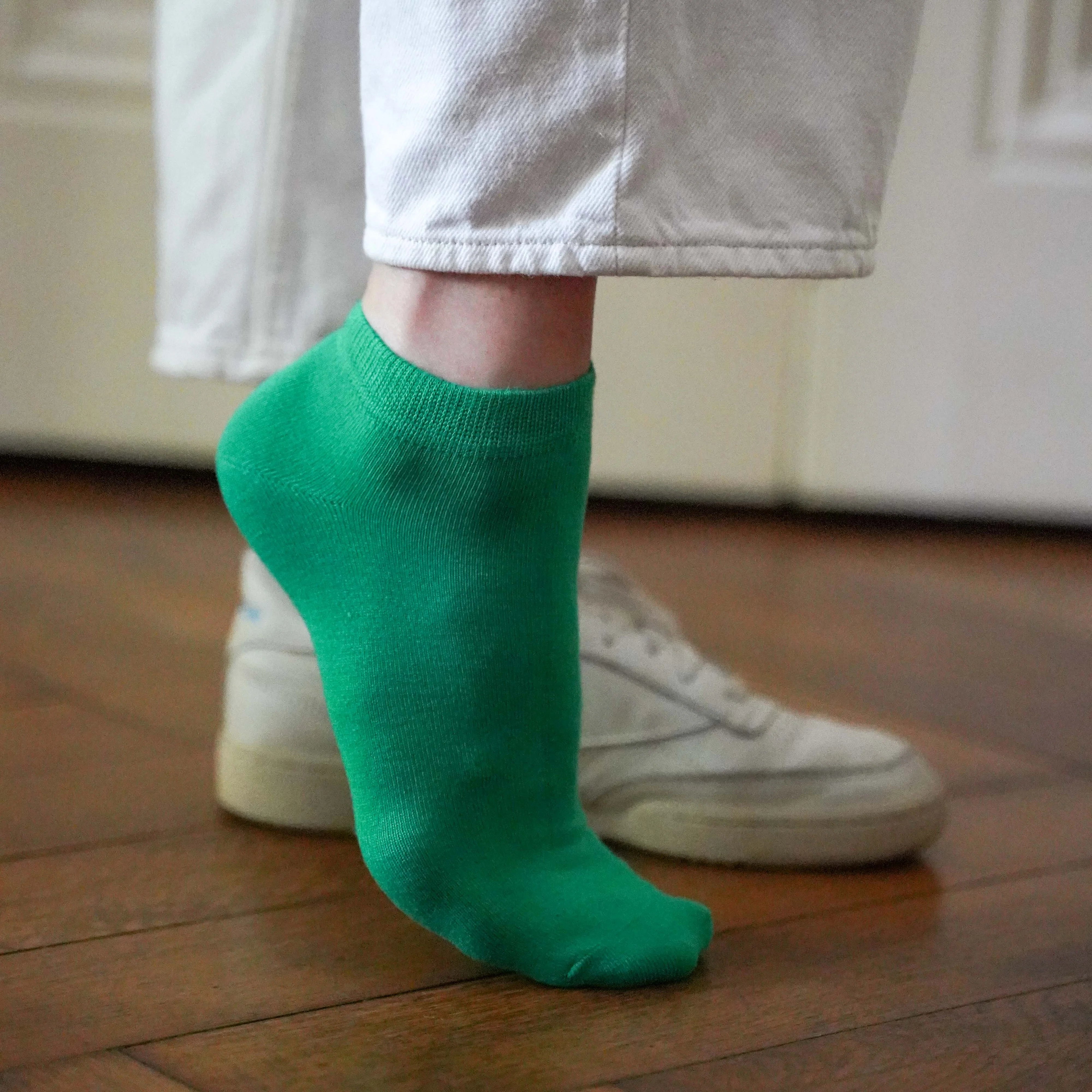 electric-green-ankle-socks-lyocell-worn-sneaker-klue.webp