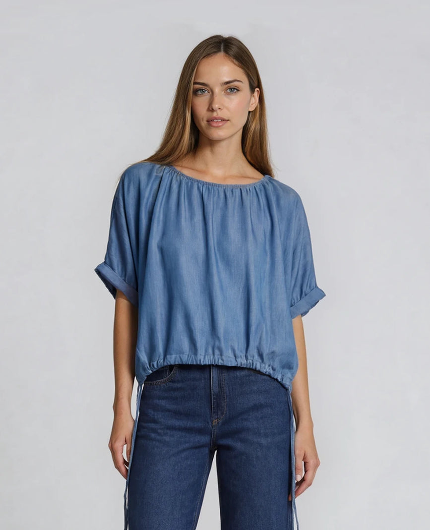 groenstil_01blouseluzie_blousetopwshortsleevesandbindingathem_tencel_midbluedenim_Nora-StudioKopie.webp
