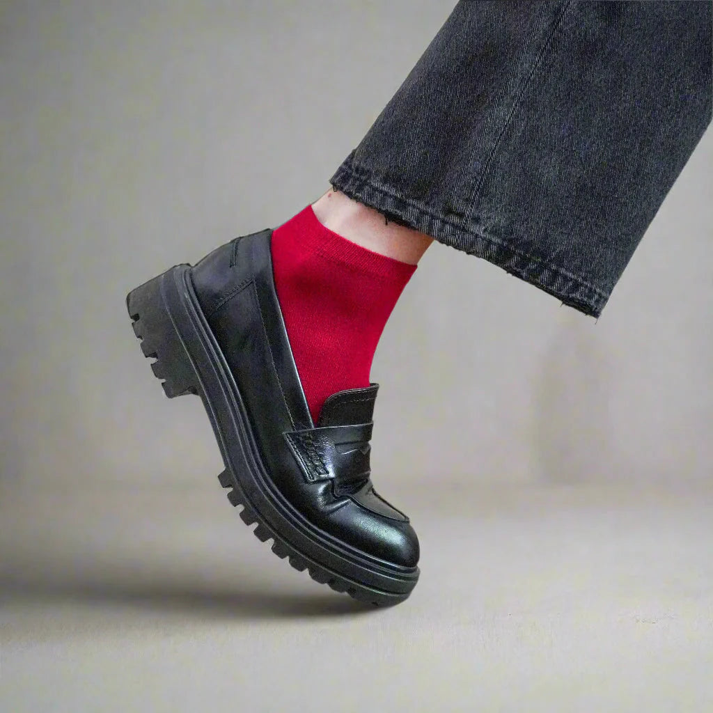 red-women-ankle-socks-lyocell-worn-sneakers-kluesocks.webp