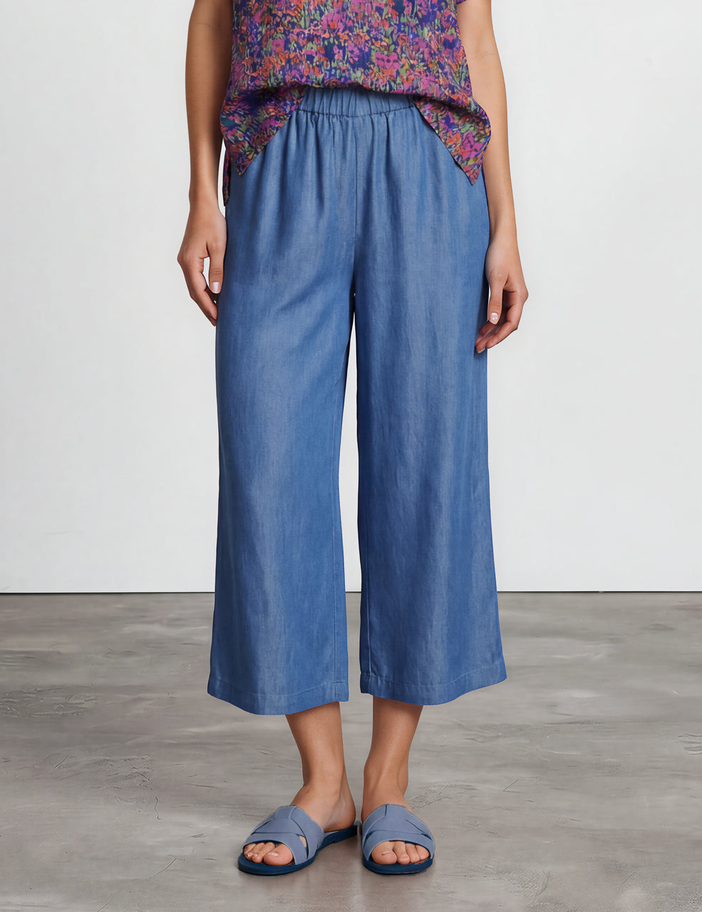 trousers_Holle_culotte_with_elasticated_waistband_sustainable_lyocell_blue_denim_Harper_cropped.webp